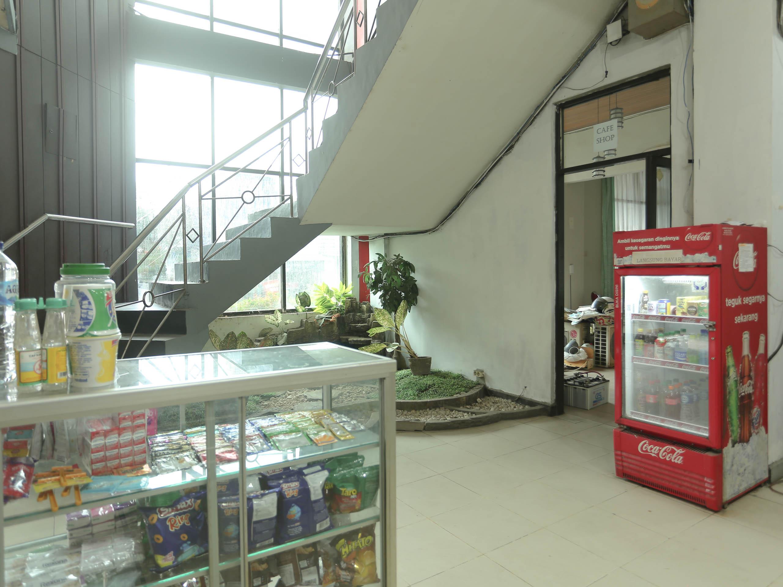 Urbanview Hotel Kharisma Banjarmasin バンジ ャ ルマシン エクステリア 写真