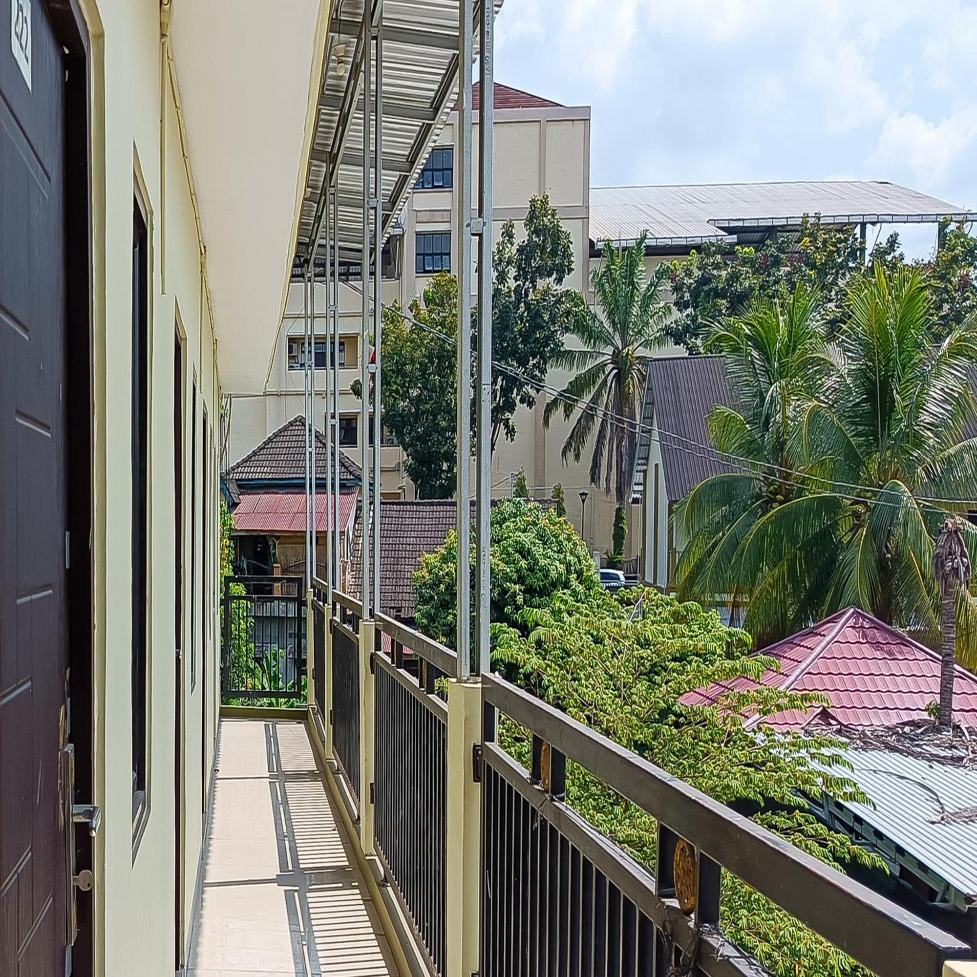 Urbanview Hotel Kharisma Banjarmasin バンジ ャ ルマシン エクステリア 写真